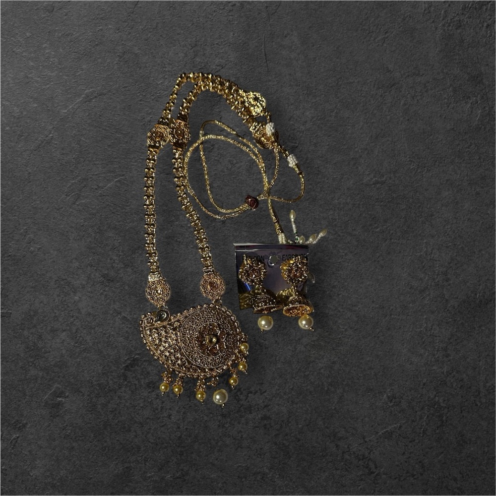 Elegant Gold Necklace and Earring Set